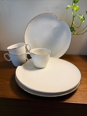 Vintage Rossini (Japan) "Snow White"
3 Snack Plates and 3 Cups
(Set of three)